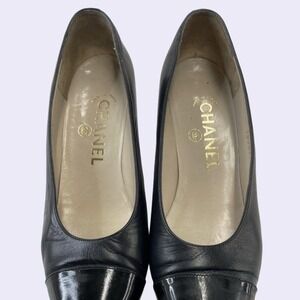 Authentic Vintage Chanel‎ Black Leather Cap Toe Pumps Heels Size 37.5 (7.5)